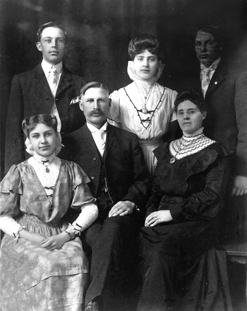 Normann Helger, GRUPPE: 6, ANTON LARSEN HOFF MED FAMILIE UTVANDRET TIL MANKATO, MINN, USA, FRA HELLAND, SJØSVEEN, TANGEN.
