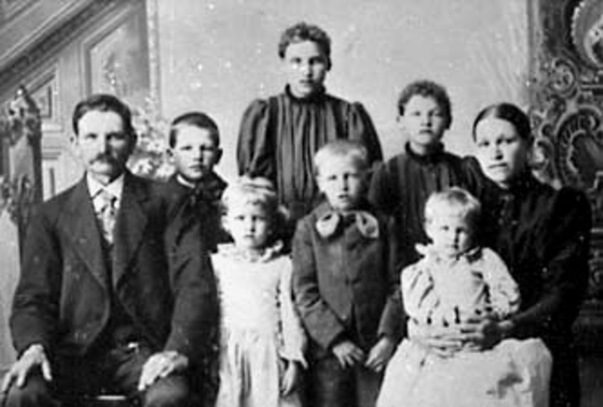 Normann Helger, GRUPPE: 8 FAMILIE, . PER C. WOLLA, MATHEA FØDT:FALLET MED BARN, VOLA LINDSTAD, STANGE, UTVANDRET TIL USA, REISTE TIL TIOGA, N. DAKOTA.