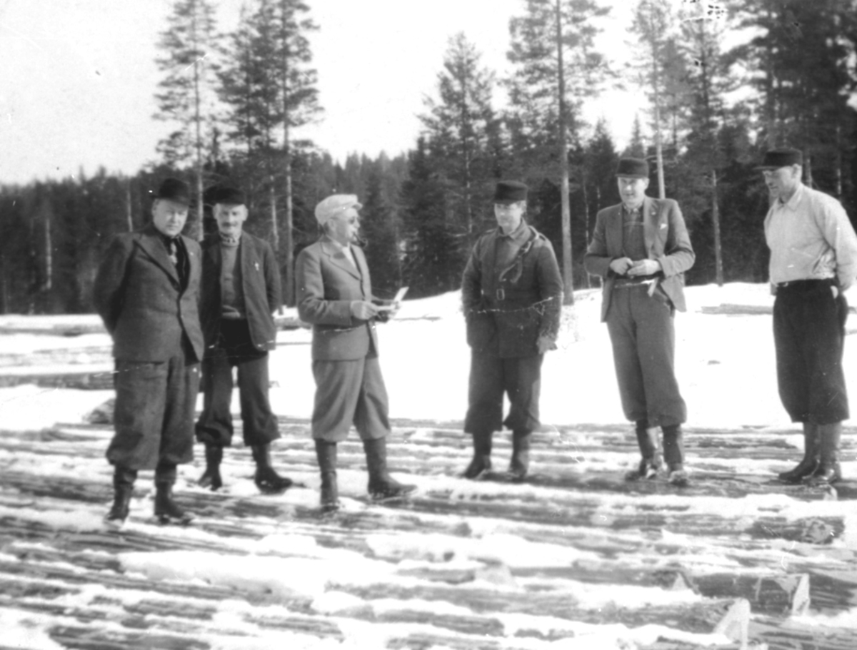 Anno Domkirkeodden, GRUPPE: 6 MENN, TØMMERMÅLING, FRA VENSTRE:ENGELSK STOLPMÅLER, KARL MARTINSEN, ENGELSK STOLPMÅLER, ARNE BRETTEN, JOHAN LUND KIELLAND, BERNT BJØLSETH, MALUNGEN, VINTER