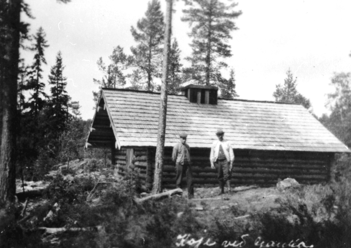 Anno Domkirkeodden, EKSTERIØR: KOIE, GRUPPE: 2 MENN FORAN, GAUKLIA ?, ROMEDAL ALLMENNING,