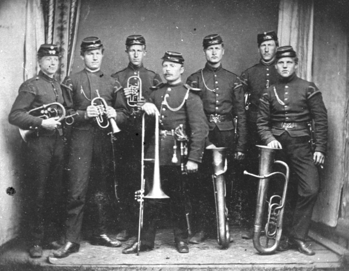 Anno Domkirkeodden, GRUPPE: 7, MILITÆRORKESTER GARDERMOEN MED INSTRUMENTER, NR 3 FRA VENSTRE: OLE OLSEN, REFSAHL, NR:5: SEVERIN MIKKELSEN KONGSPARTEN, NR. 4: EN FRA KNIPPEN UNDER REFSAHL, NR. 6: JENS HUSEBYHAUGEN