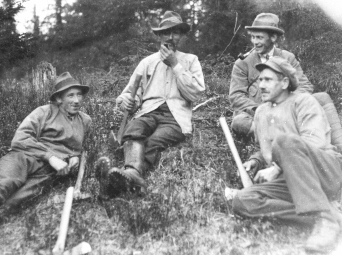 Anno Domkirkeodden, GRUPPE: 4 MENN, BLINKERLAG, FRA VENSTRE: EIVIND HOLTE, SKOGVOKTER OLE BRUSTAD, WILHELM STRØM, SEVERIN SVEEN, STANGE ALLMENNING