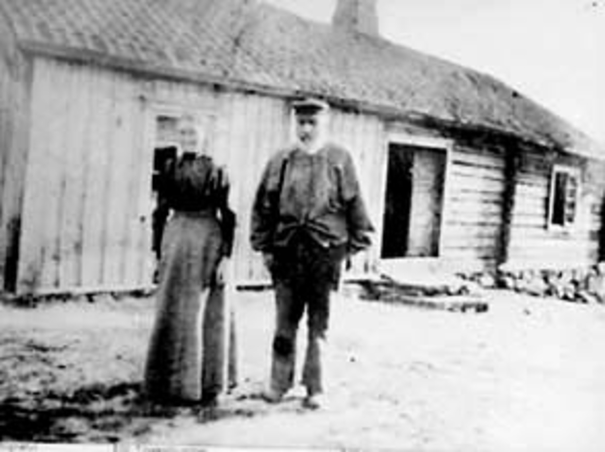 Anno Domkirkeodden, GRUPPE: 2, MATHEA JØLSTADENGEN FØDT: ÅSBEKKEN I 1839 DØD: 1935, HENRIK JØLSTADENGEN FØDT: 1832 DØD: 1918, EKSTERIØR: GAMMELSTUA JØLSTADENGEN