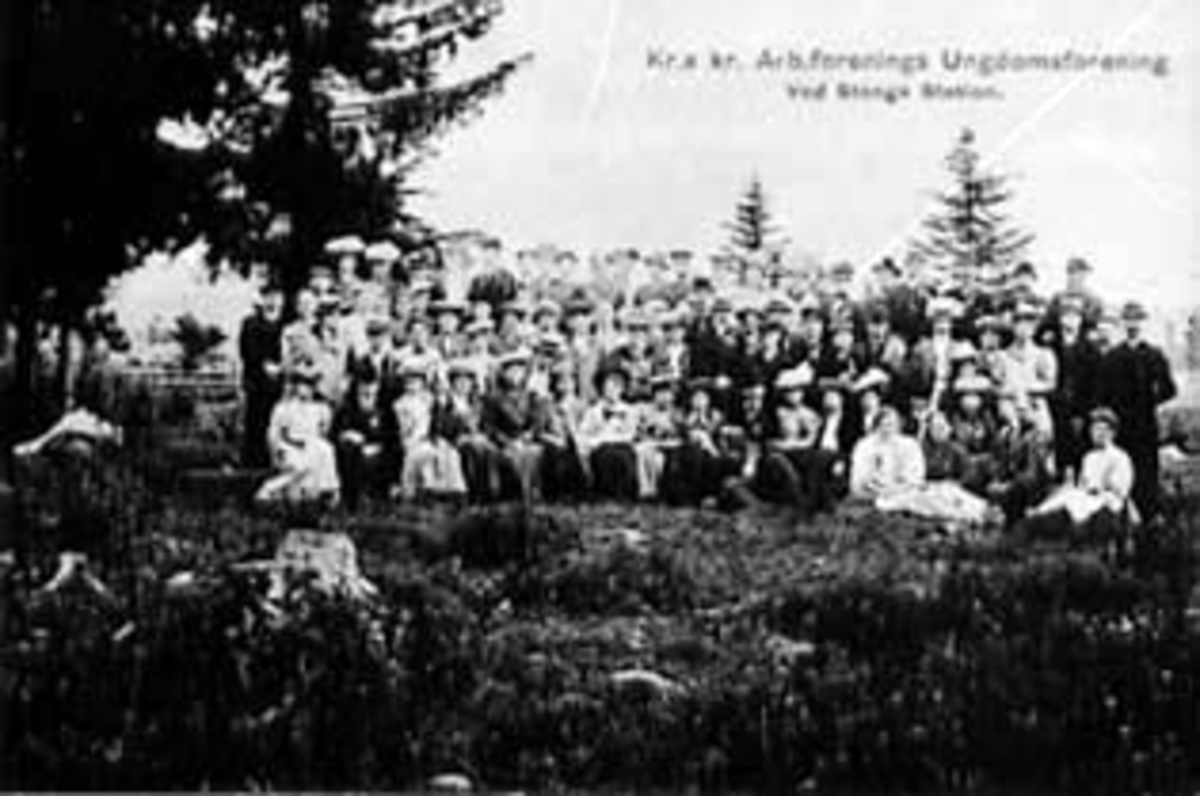 Anno Domkirkeodden, STOR GRUPPE: KRISTIANIA KRISTELIGE ARBEIDERFORENINGS UNGDOMSFORENING PÅ TUR VED STANGE STASJON