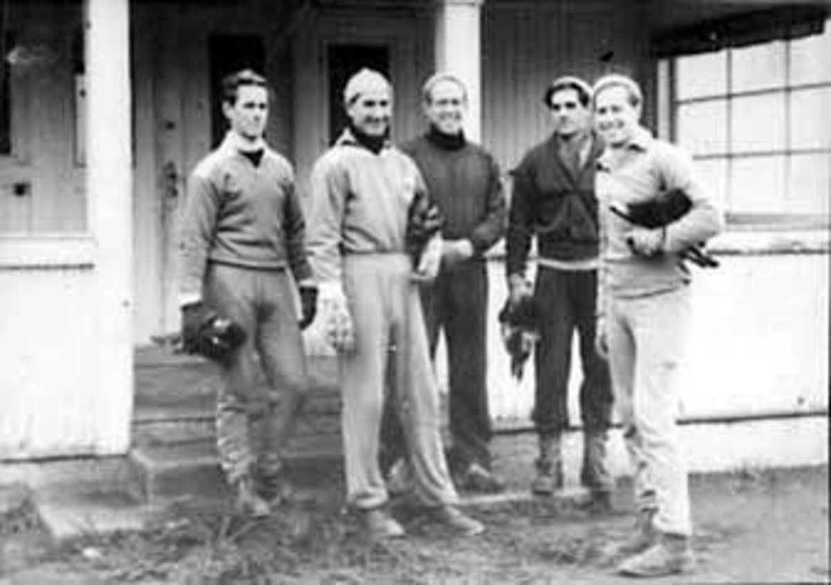 Anno Domkirkeodden, GRUPPE: 5 SKØYTELPERE FRA OSLO IDRETTSLAG FORAN BADSUA, FRA VENSTRE: HENRY ANDREASSEN, ODD LINDBERG, PER CHRISIANSEN, AAGE JOHANSEN, WALTER CHRISTOFFERSEN, FJETRE