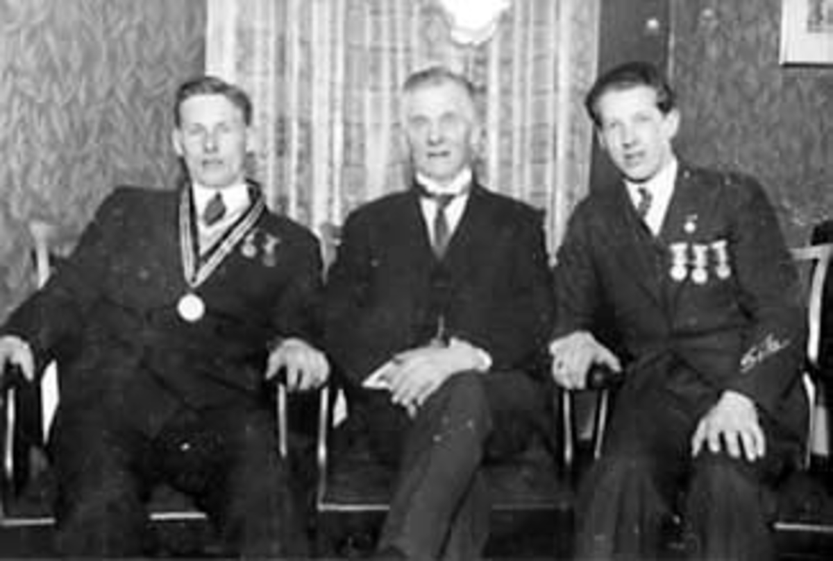 Anno Domkirkeodden, GRUPPE: 3 VERDENSMESTERE PÅ SKØYTER, FRA VENSTRE: HANS ENGNESTANGEN VM 1933, PETER SINNERUD VM 1904, MICHAEL STAKSRUD VM 1933 OG 1937.
