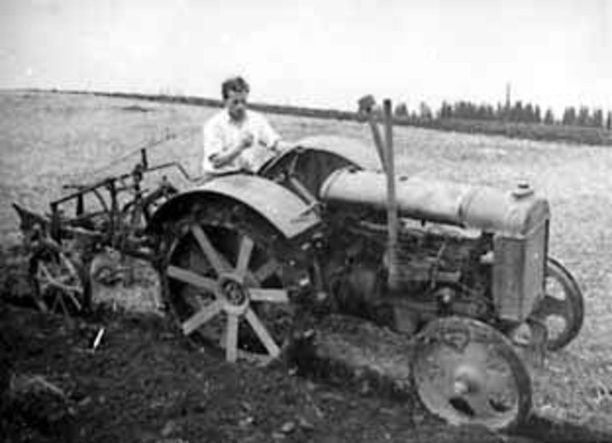 Anno Domkirkeodden, VÅRONN, ARVE SINNERUD PLYER MED JERNTRAKTOR FORDSON, FJETRE