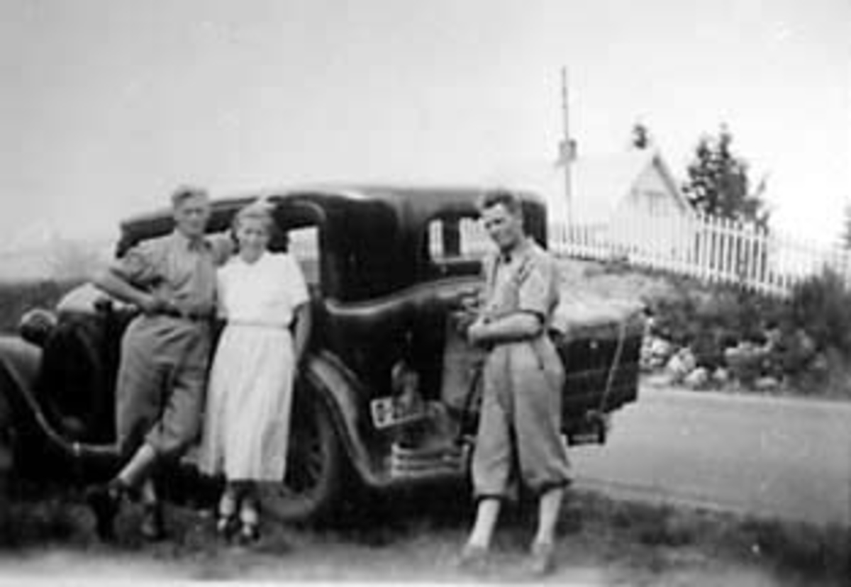 Anno Domkirkeodden, BIL, D-2510, SANNSYNLIGVIS BUICK 1929. 1935, VED BILEN MARIUS WILSON, MAGNHILD WILSON, JOHAN VESTLI, ILSENG,