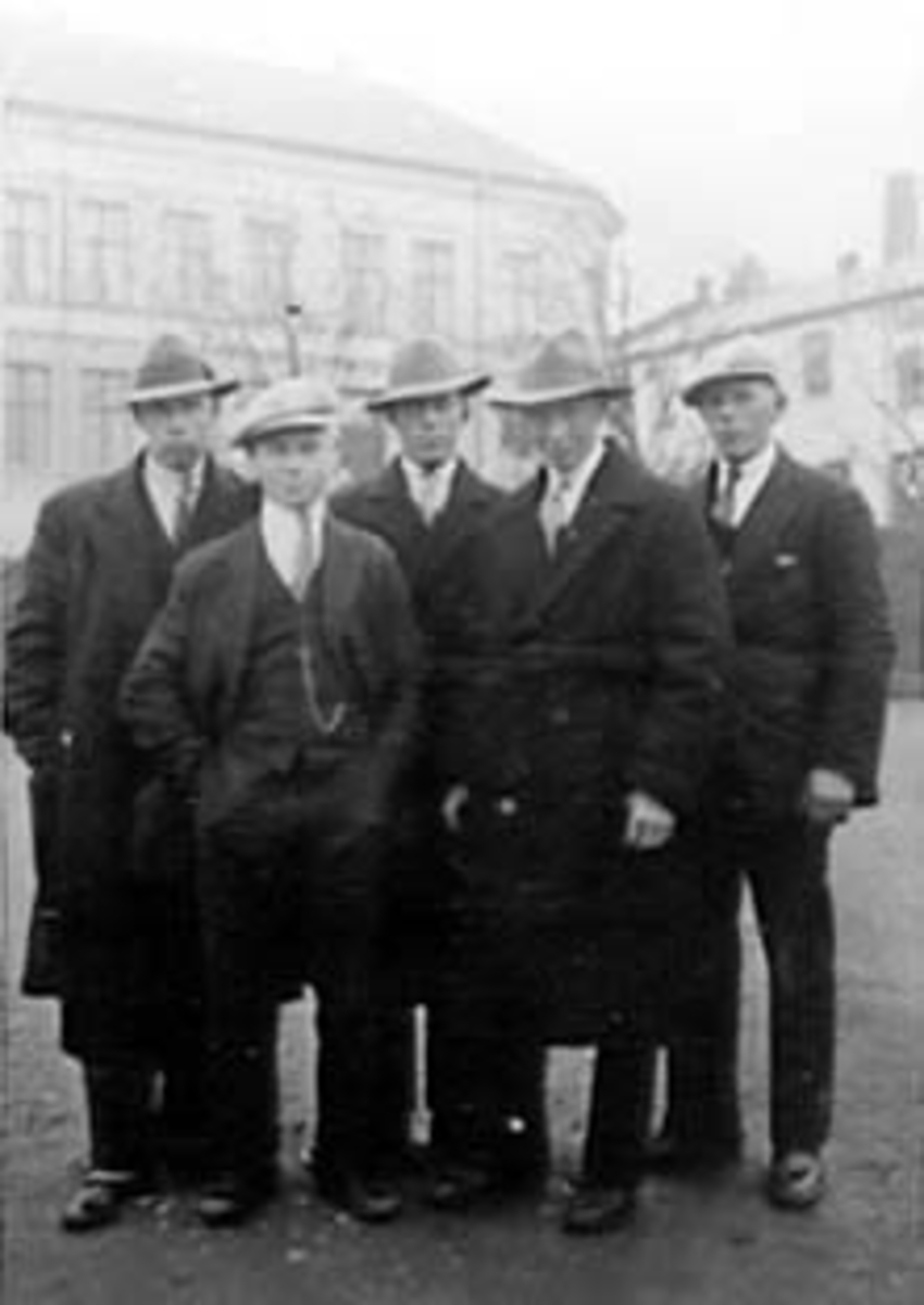 Anno Domkirkeodden, GRUPPE: 5 MENN PÅ HAMARMARTN, ILSENG-GUTTER, FRA VENSTRE: OLE WILSON NERGÅRD, OLAF PETTERSEN, SIGURD GRØNVOLD, KRISTIAN NORDAL, ARTUR GRØNVOLD