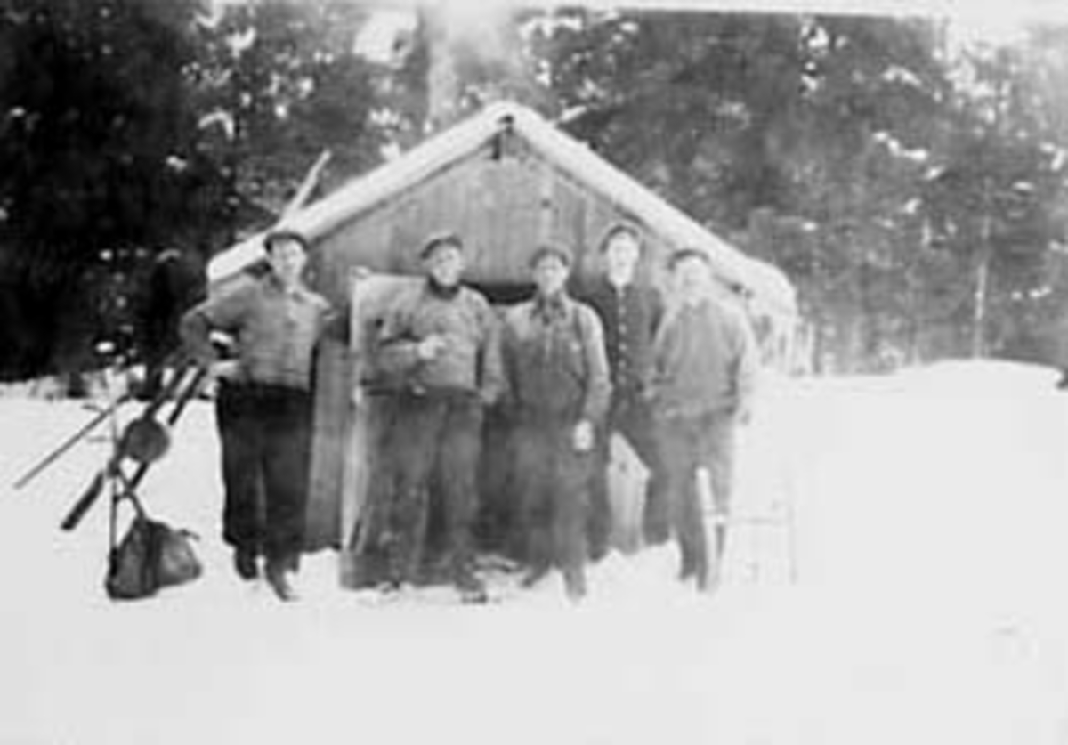 Anno Domkirkeodden, GRUPPE: 5 TØMMERKJØRERE, EKSTERIØR: KOIE I BRAJJEVEGGEN, FRA VENSTRE: OLAV VOLD, HELGE LARSEN, EINAR KRISTIANSEN, ARVE NYBAKK, UKJENT, NØTTESTADMARKA