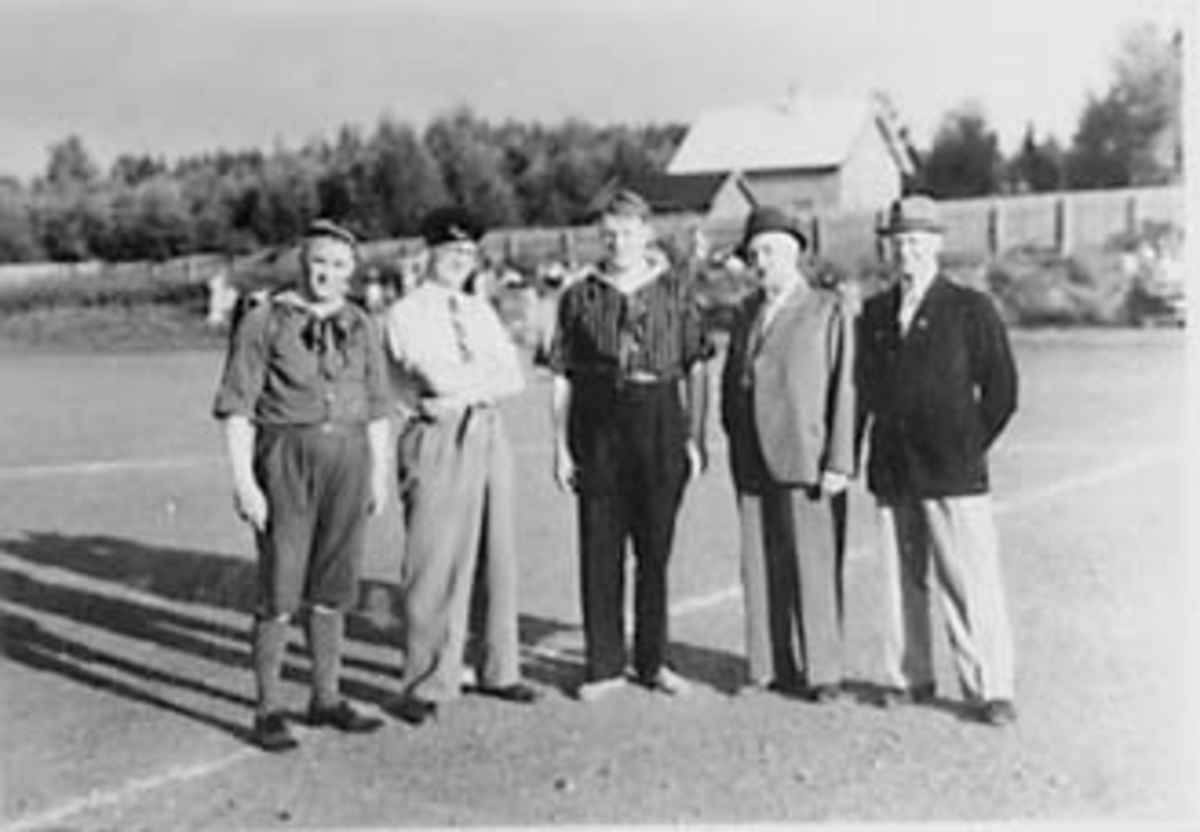 Anno Domkirkeodden, GRUPPE: 5 MENN, NOEN UTKLEDD, FRA VENSTRE: FRIDTJOF BROHAUG, ARNLJOT JOHNSTAD, ALFRED SÆTHER, KASPER ENGH, HENRY BYE, BEKKELAGSDAGER, OTTESTAD