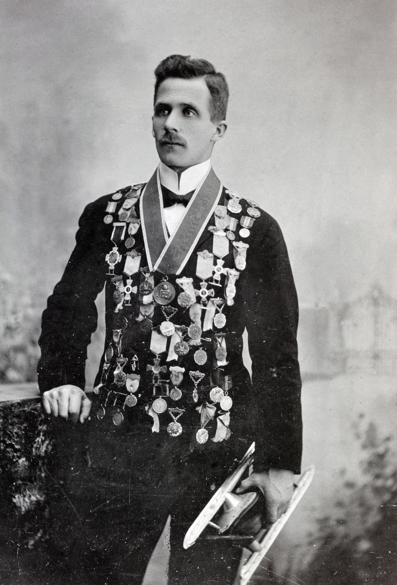 Anno Domkirkeodden, PORTRETT: SKØYTELØPER PETER SINNERUD MED MEDALJER, NORGESMESTER OG VERDENSMESTER