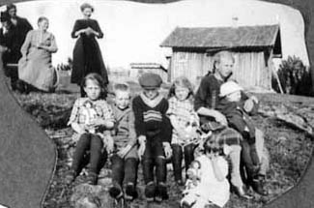 Anno Domkirkeodden, EKSTERIØR: HUSMANNSPLASS, UTHUS, BALBERG, GRUPPE: 11 VOKSNE OG BARN, TIL HØYRE: MARGIT LYSTAD MED SØNNEN TIL JENNY