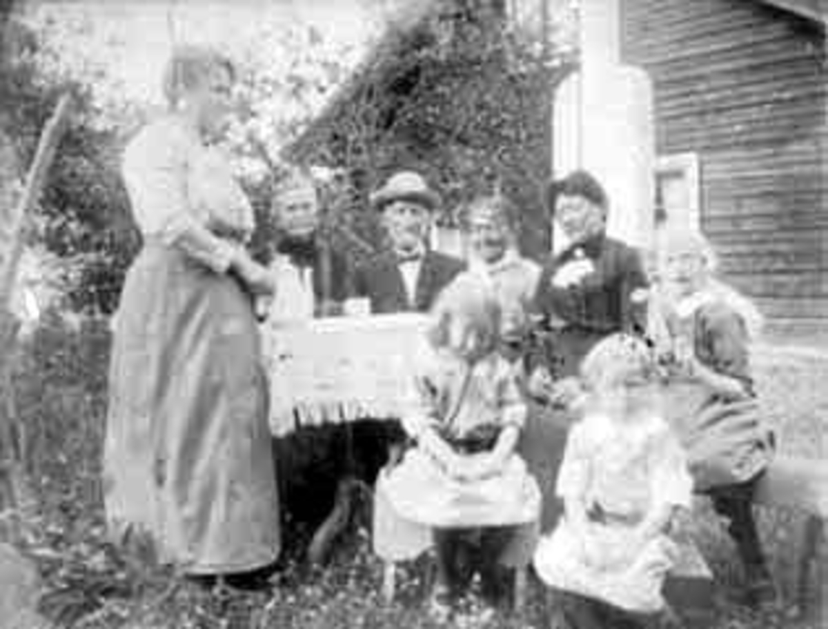 Anno Domkirkeodden, GRUPPE: 8, KAFFESLABRAS UTENDØRS, FRA VENSTRE: INGA, THEA, LARS, KAREN, HEDVIG, FORAN VENSTRE: ASLAUG, INGRID, KRISTIANE, GJØVIKA, GJØVIKEN