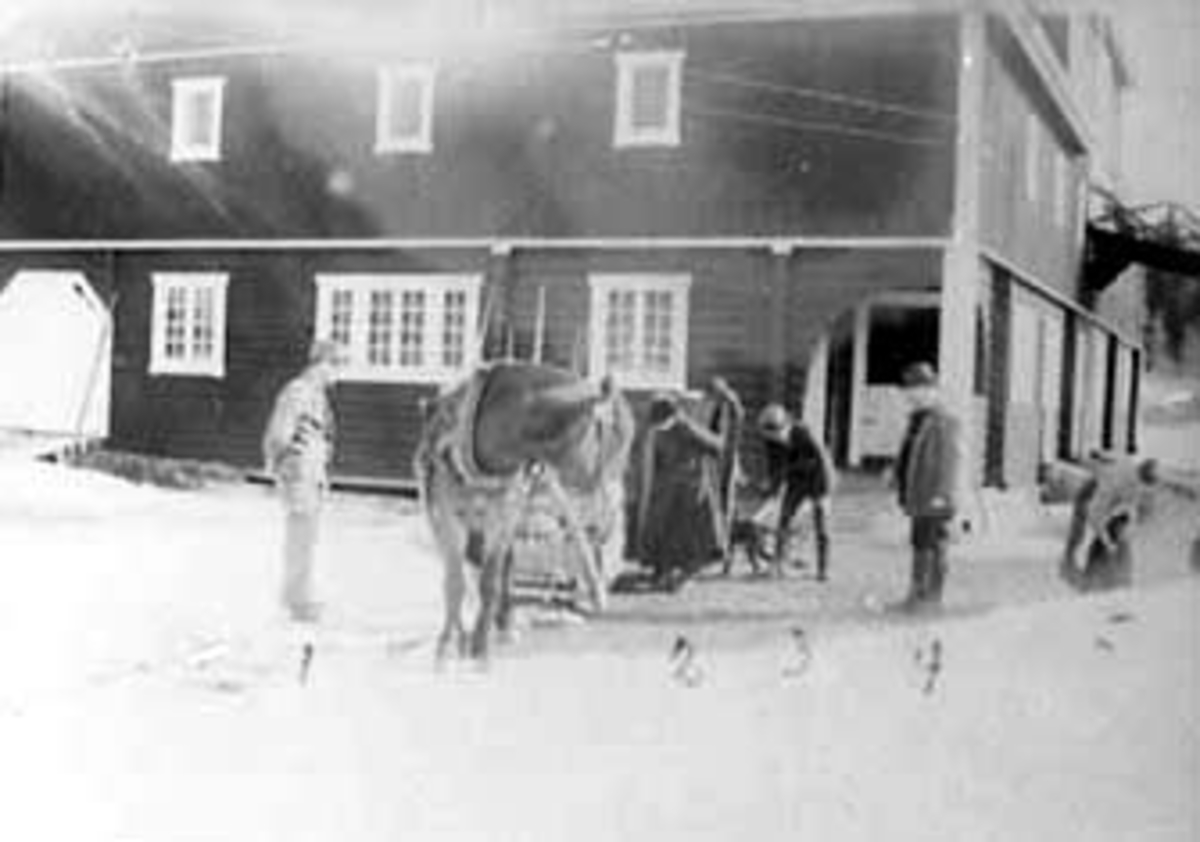 Anno Domkirkeodden, HESTESKYSS MED SLEDE, EKSTERIØR: LÅVEN, MALUNGEN, GRUPPE: 6 FORAN FRA VENSTRE: I UNIFORM ALF BJØLSETH, RAGNA PEDERSEN HJELPES PÅ MED KÅPE, DEN SOM HJELPER MED KÅPA ER UKJENT, HANS PEDERSEN, AKSEL BJØLSETH, BERTHE BJØLSETH