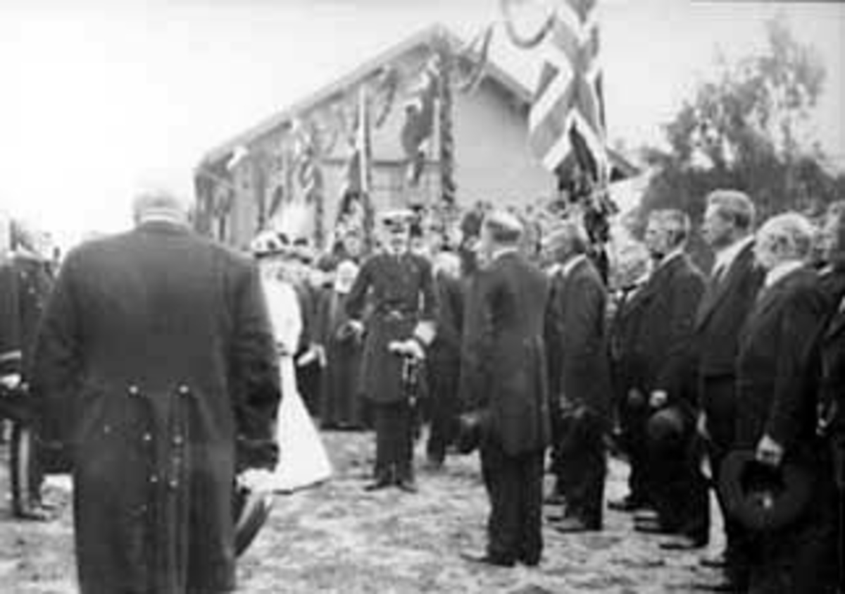 Anno Domkirkeodden, KRONINGSREISEN, H. K. H. DRONNING MAUD, H. M. KONG HAAKON VII, STANGE JERNBANESTASJON, MYE FOLK, STANGE HERREDSSTYRE, ORDFØRER, VISEORDFØRER, PROSTDubb: 417-6116.