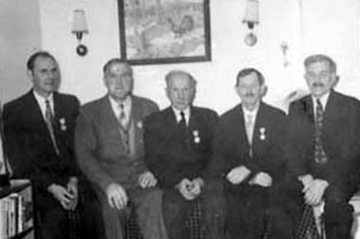 Anno Domkirkeodden, GRUPPE: 5 MENN MED MEDALJE, FOKHOL, FRA VENSTRE: KRISTIAN KARLSEN, ARTHUR SLETLI, SØREN SØRENSEN, INGOLF ANDERSEN VESTHAGEN, TIL SLUTT: PAUL KRISTIANSEN