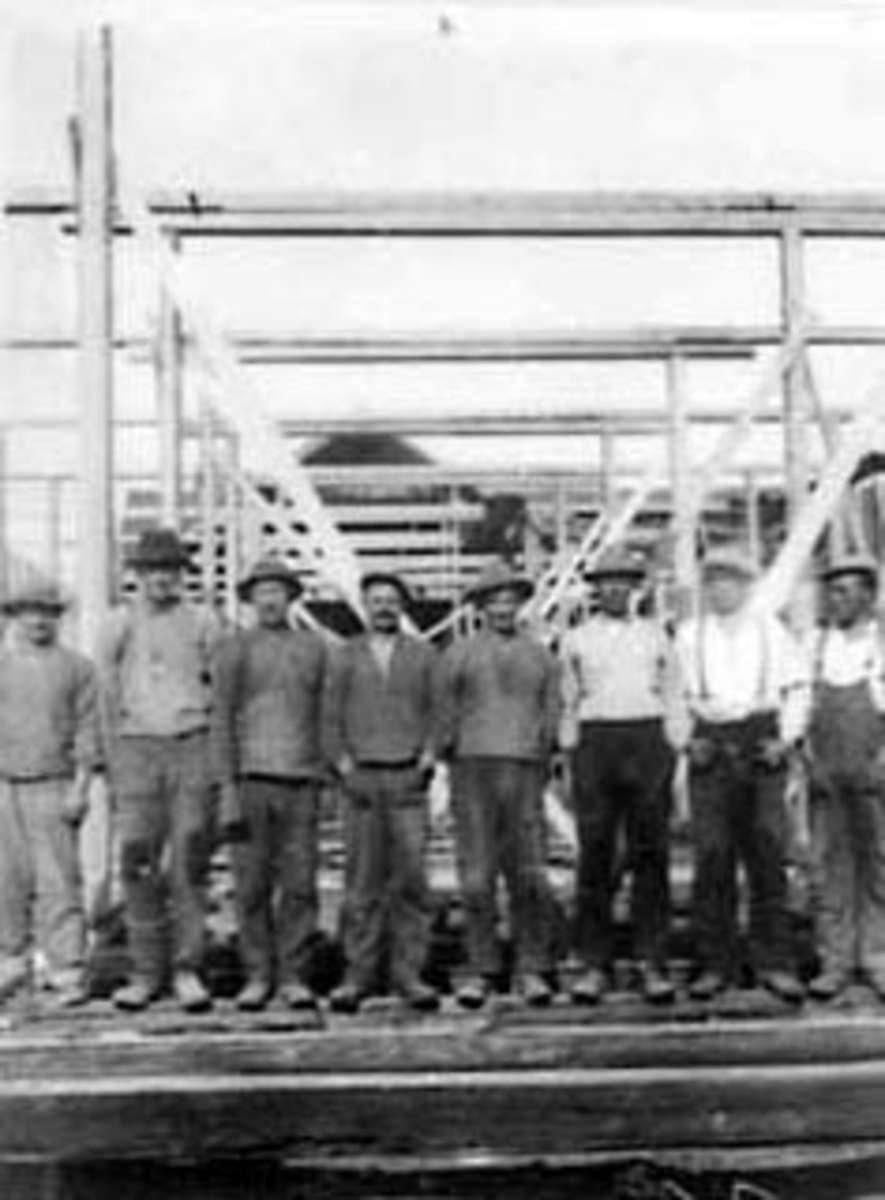 Anno Domkirkeodden, PÅBYGGING AV DRIFTSBYGNING, GRUPPE: 8 MENN, FRA VENSTRE: KRISTIAN KRISTIANSEN, EVEN SLETLI, HANS DAHL, EMIL DAHL, MAGNUS KRISTIANSEN, EIVIND STRANDLI, ALFRED HALVORSEN, LUDVIK KRISTIANSEN, FOKHOL,