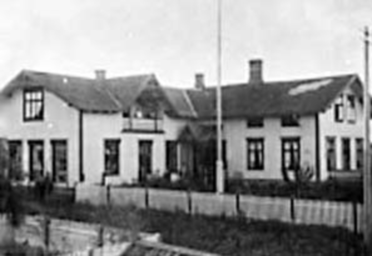 Anno Domkirkeodden, EKSTERIØR: FORRETNING, NORDSVEENGÅRDEN, STORGATA, STANGEBYEN, HAGE, GJERDE, FLAGGSTANG, BUTIKK