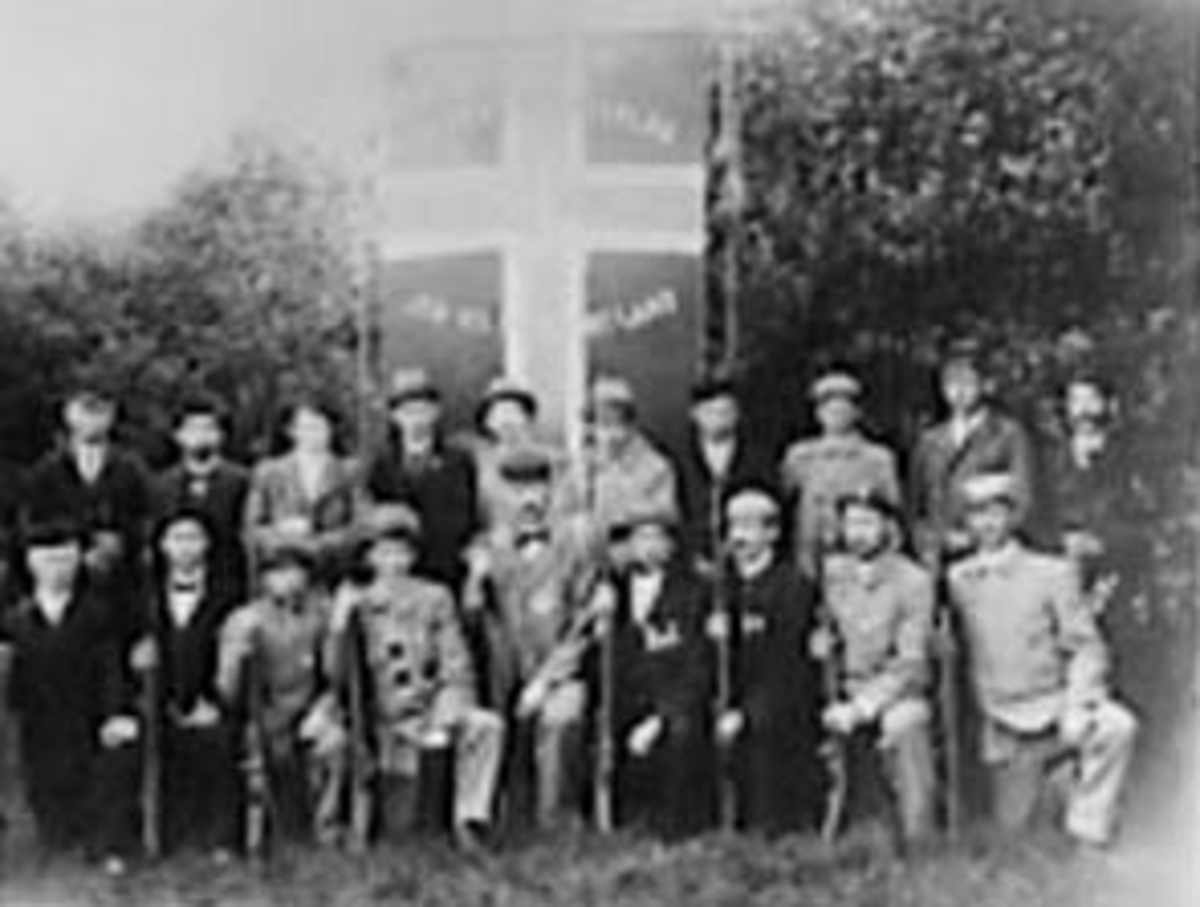Anno Domkirkeodden, STOR GRUPPE: 19 MENN, STANGE SKYTTERLAG, FANE I BAKGRUNNEN