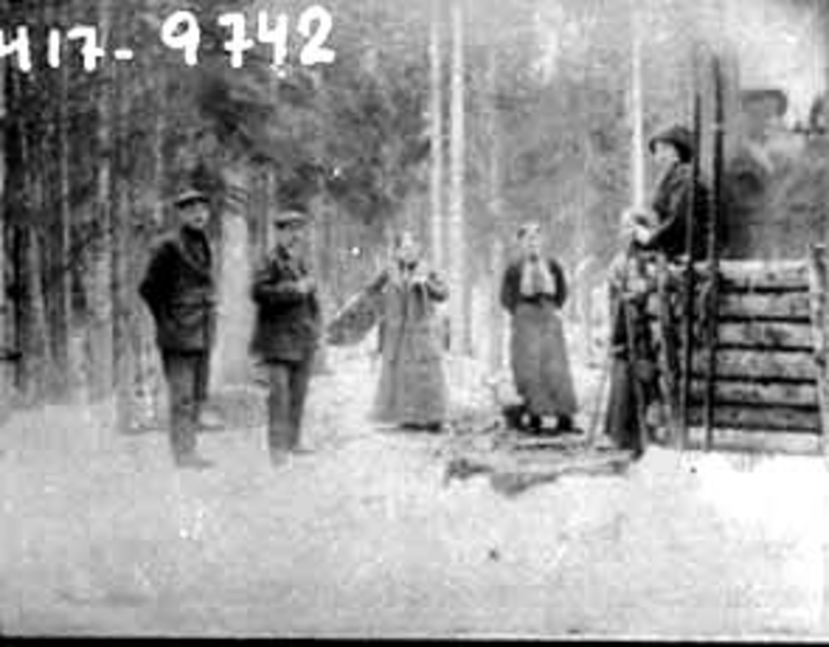 Normann Helger, GRUPPE: 6 PÅ SKOGSTUR, 2 MENN, 4 DAMER, SKIGARD, VINTER