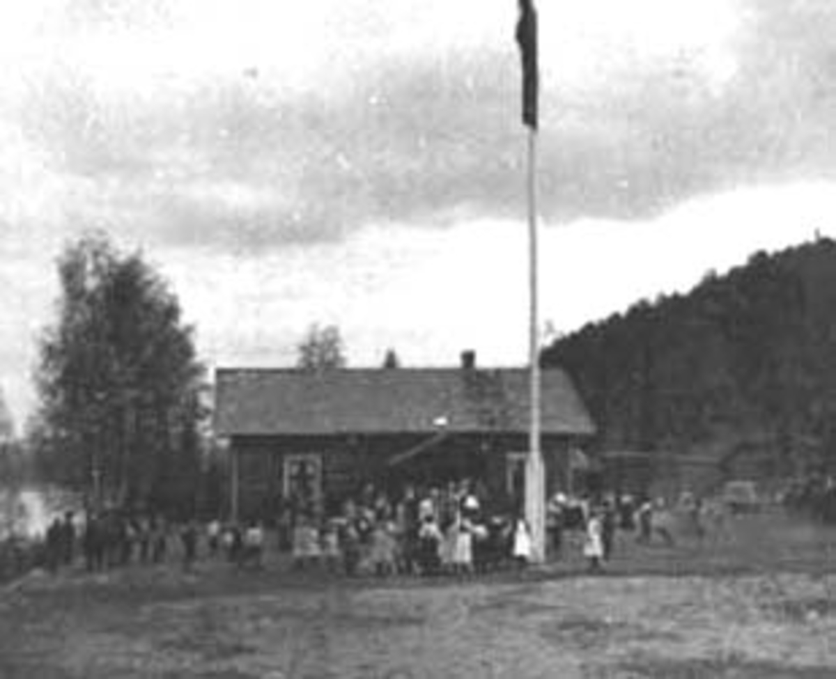 Normann Helger, 17 MAI, EKSTERIØR: ARBEIDERN, NORDVANG, MYE FOLK, ESPA