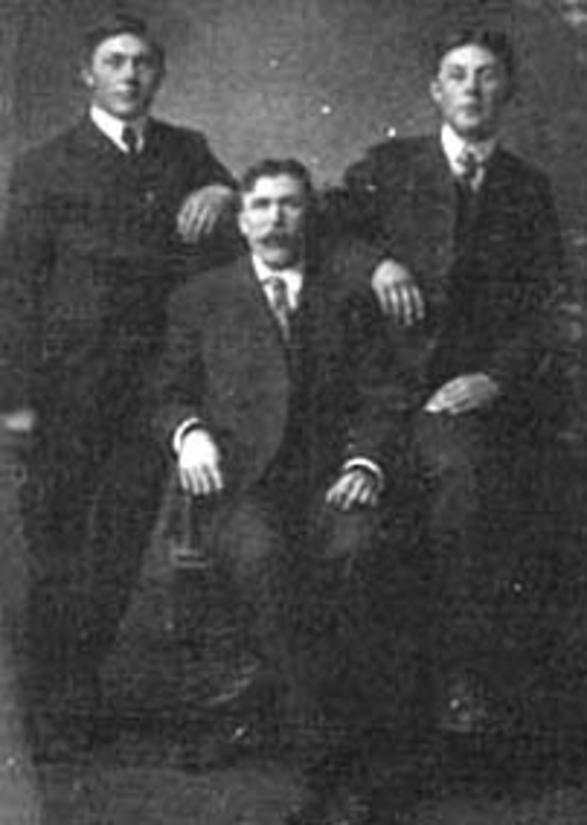 Normann Helger, GRUPPE: 3 MENN, EMIGRANTER, FRA VENSTRE: CHRISTIAN BAKKEN, UKJENT, ALBERT BAKKEN, THOMSONS VALLEY N. DAK, USA, (OTTESTAD)