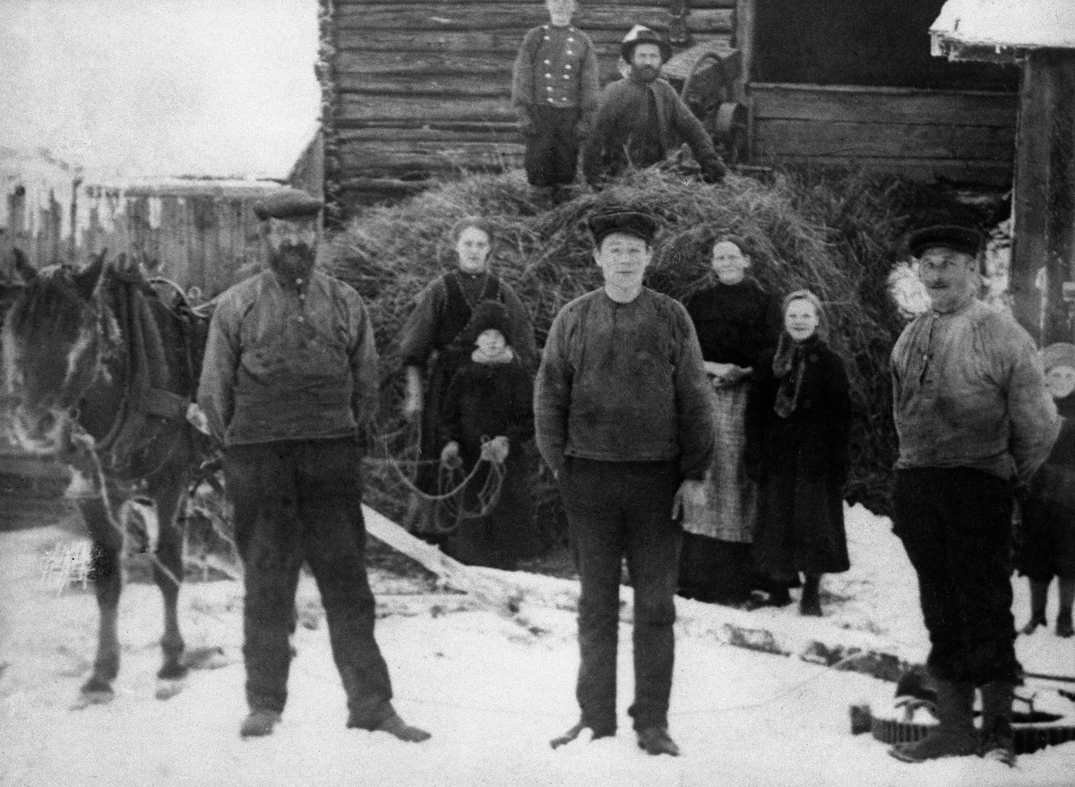 Anno Domkirkeodden, TRØSKELAG, GRUPPE: 10 OPPSTILT FORAN LÅVEN, FRA VENSTRE: EVEN HUSHAGEN, EVEN HAGEN, ANDERS HUSHAGEN, BAK: ANNE HUSHAGEN GIFT MED MARTIN JENSEN, SVERRE HUSHAGEN, GURID LØVSTAD, INGA HAGEN, EINAR HAGEN, 2 RAD BAK: OLE HUSHAGEN, EVEN HUSHAGEN MONSLIEN, . Dubb: 417-9355.