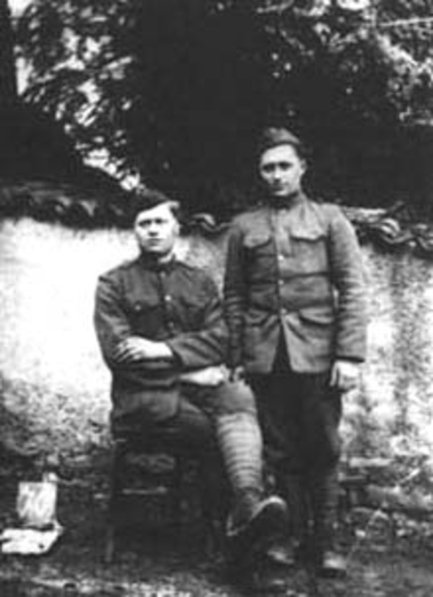 Normann Helger, GRUPPE: 2 SOLDATER I UNIFORM, USA, (STANGE)