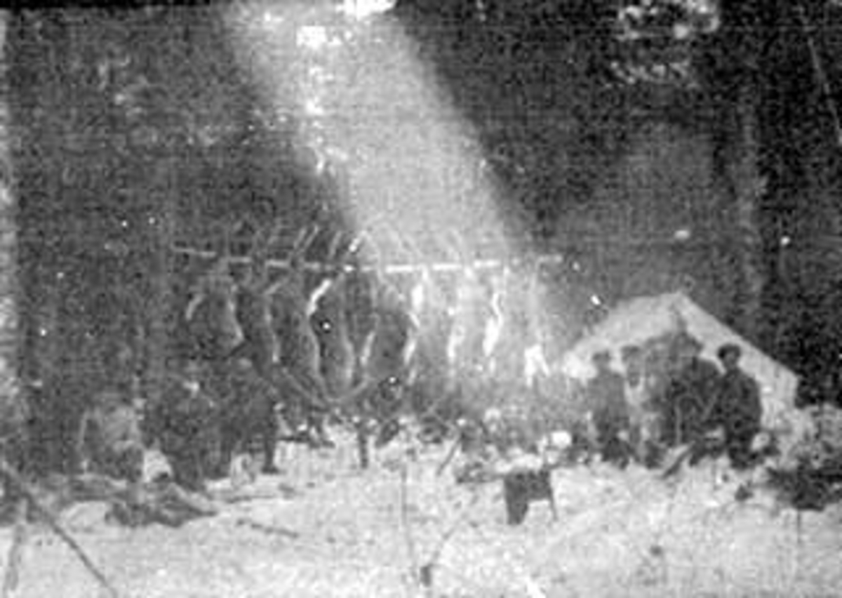 Normann Helger, HJORTEJAKT, GRUPPE: 8 MENN, ROMEDØLENE:NR: 3 FRA VENSTRE: ANTON EVENRUDBAKKEN, TIL HØYRE: BERNT EVENSEN TULLERUD, VINTER, TELT, USA, (STANGE)