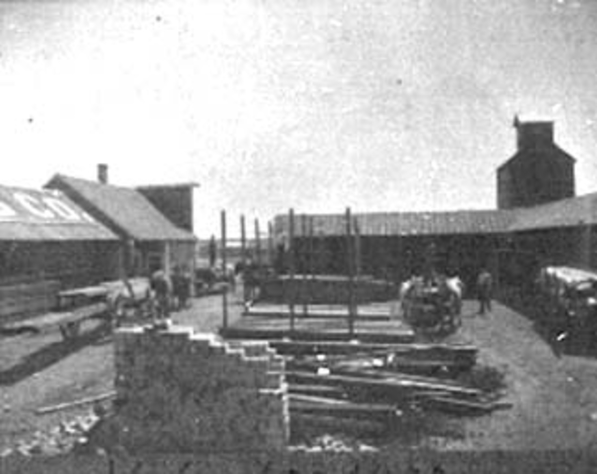 Anno Domkirkeodden, EKSTERIØR: SAGBRUK, VELVA LUMBER YARD, AMERIKA