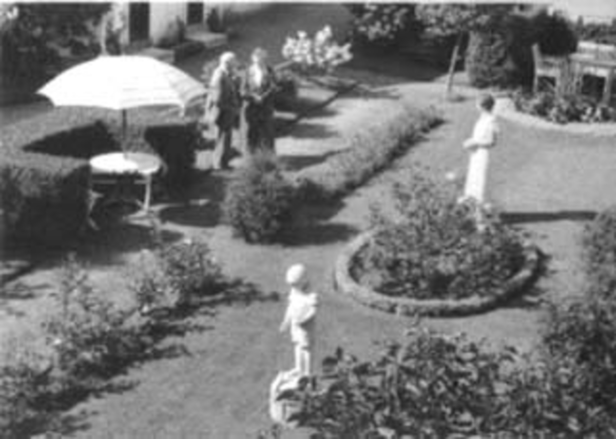 Anno Domkirkeodden, APOTEKERGÅRDEN I STANGE SENTRUM, INNEHAVER APOTEKER THORALF RUUD, HAGEANLEGGET, RENESSANSEHAGE, THORALF OG STIKKA
