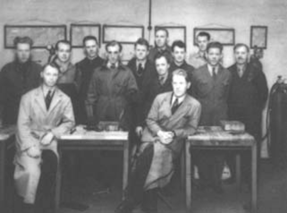 Anno Domkirkeodden, NR 2 FRA HØYRE: SMED ANTON SMEDAL FRA ILSENG PÅ SVEISEKURS I OSLO, GASSVEISEING OG SKJÆRING, SMEDALSMIA