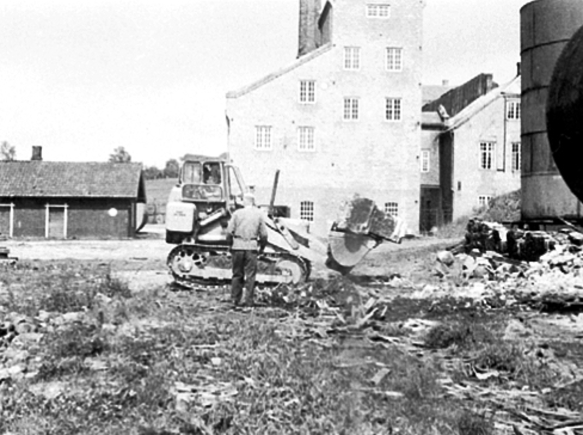 Anno Domkirkeodden, ATLUNGSTAD BRENNERI, RIVING AV DET GAMLE SPRITLAGERET, BULLDOSER RIVER FUNDAMENT