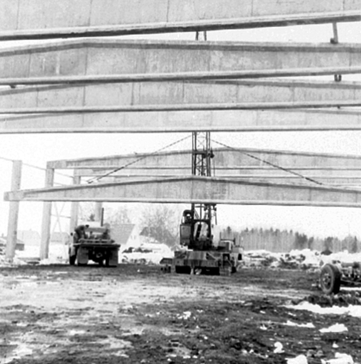 Anno Domkirkeodden, HEDMARK FRØFORRETNING OG BRENNERI, BYGGER LAGER I STANGE, BETONGELEMENTER HEISES PÅ PLASS