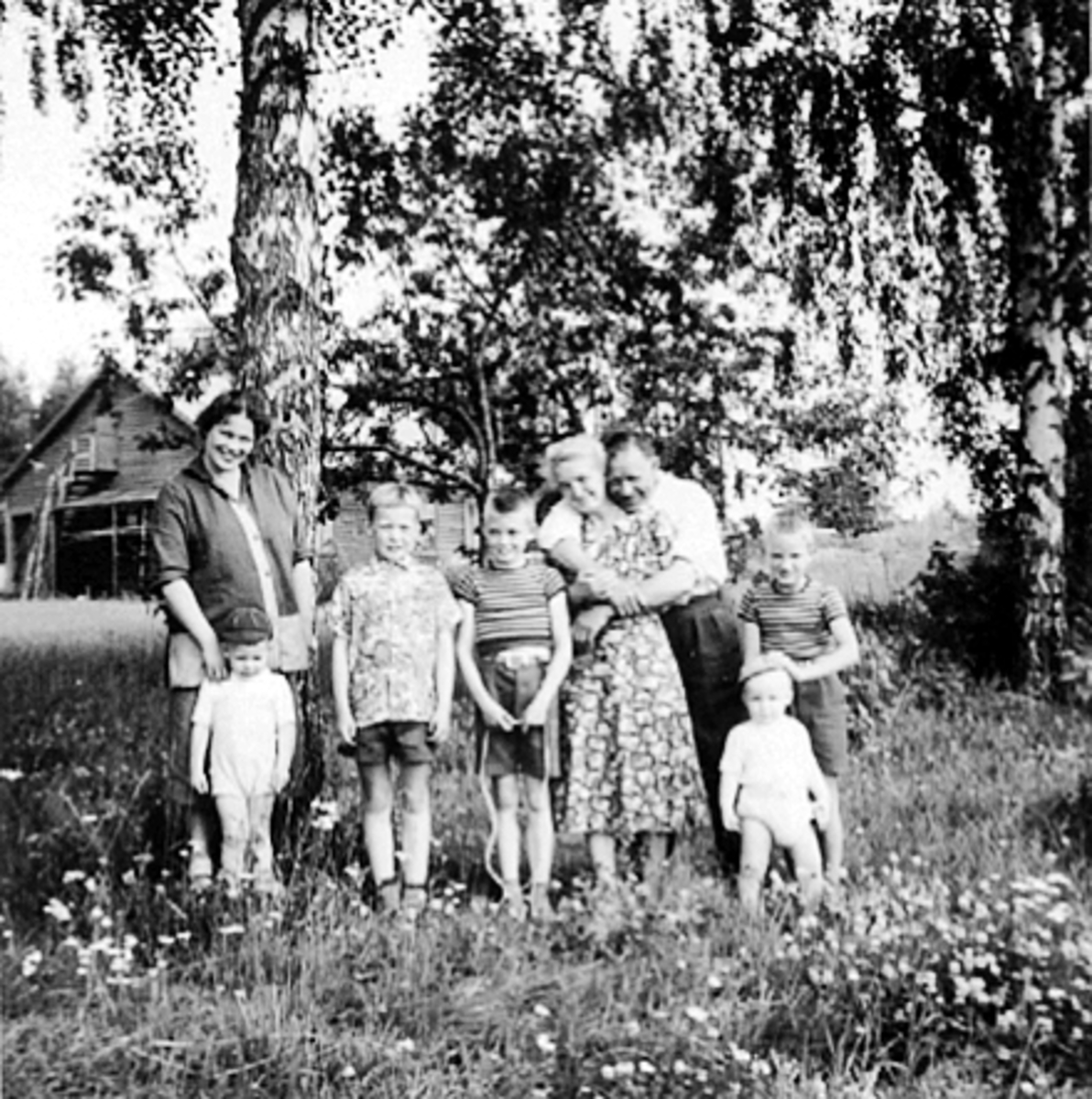 Anno Domkirkeodden, SMEDALSMIA, ILSENG, GRUPPE 8 FAMILIEN SMEDAL: FRA VENSTRE: KARI SMEDAL JØRGENSEN, EINAR JØRGENSEN, FRODE OPHUS, ARNE SMEDAL, BRYNHILD OG SMED ANTON, PER JØRGENSEN OG BERNT SMEDAL.