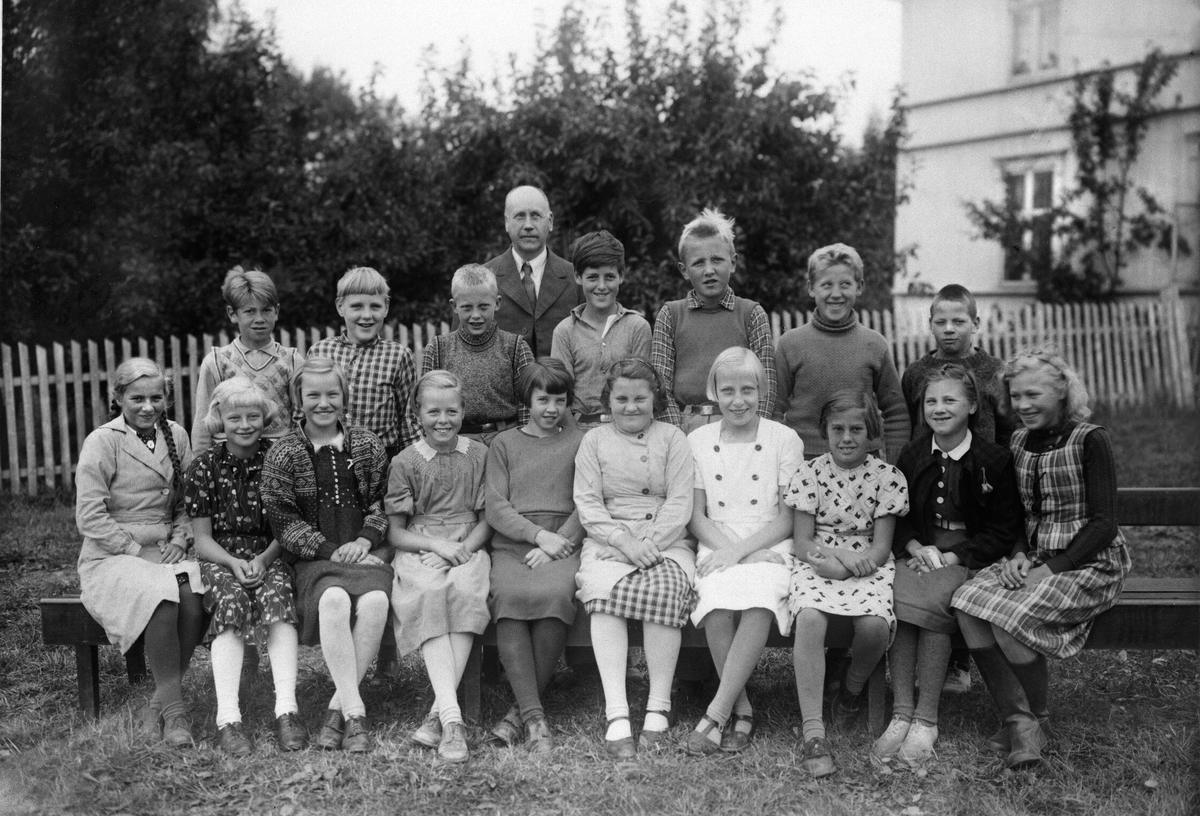 Anno Domkirkeodden, 5. KLASSE VED STANGE SKOLE SKOLEÅRET 1938-39. LÆREREN ER AUGUST LIE. ELEVENE ER: FØRSTE REKKE FRA V. : ELLA NILSEN, GUNVOR HAGEN, AUD SJØBERG, INGER JOHANNE THORESEN, INGRID HÅKENSEN, ELSE JOHNSEN, HILDA HOLM, KIRSTEN HOBERG, EVA PETTERSEN OG GUNHILD OLSEN. ANDRE REKKE: HENRY HANSEN, SVERRE PEDERSE…