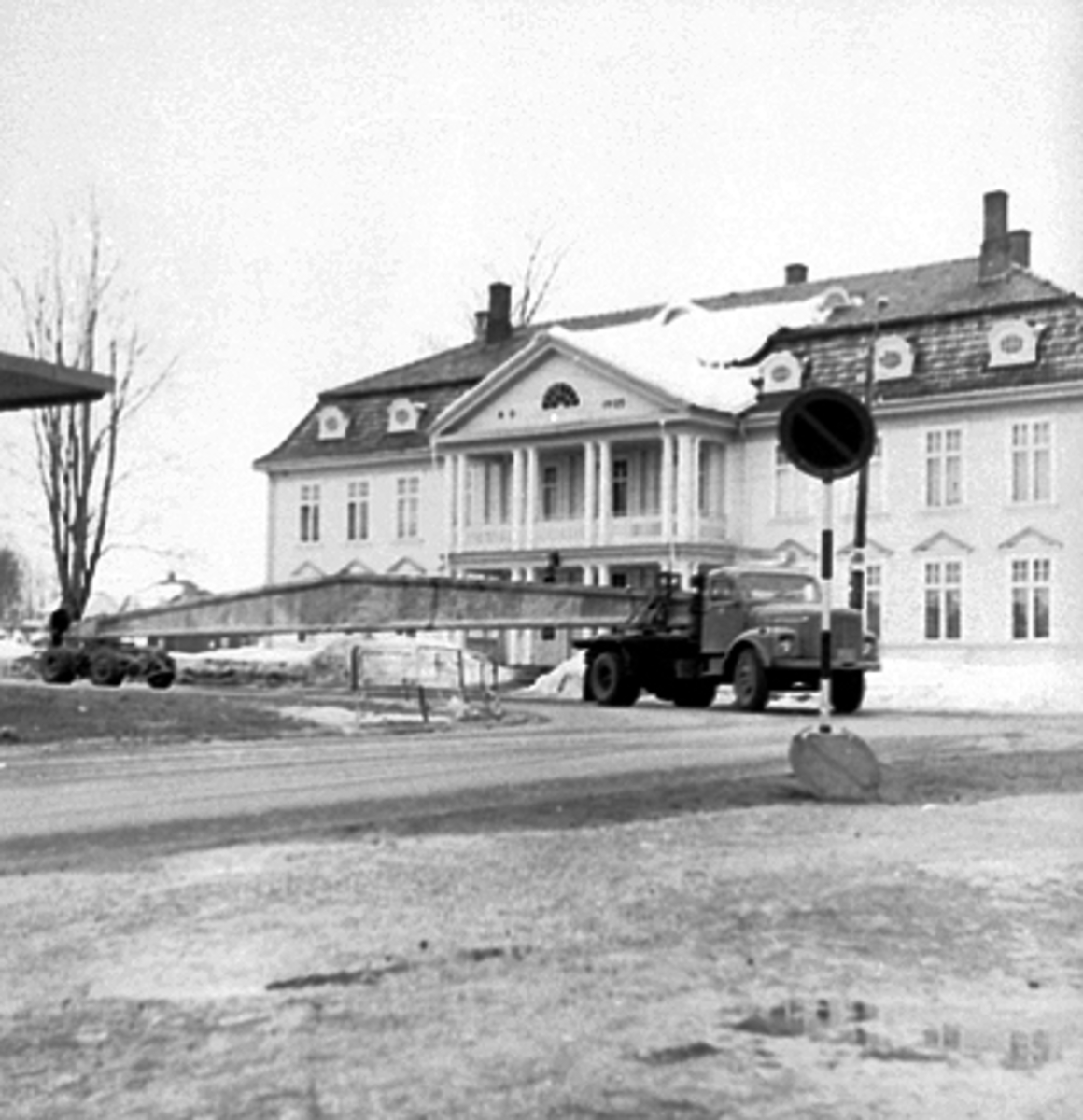 Anno Domkirkeodden, HEDMARK FRØFORRETNING OG BRENNERI A. S, BYGGING AV NYTT LAGER TATT I BRUK 02. 01. 1967, TRANSPORT AV BETONGDRAGERE TIL TAKKONSTRUKSJON, FORAN TINGVOLD