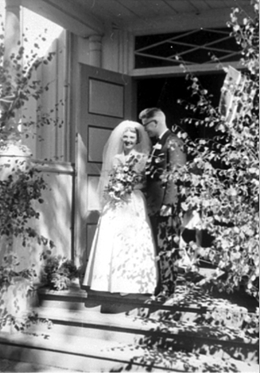 Anno Domkirkeodden, VALLSET KIRKE, BRYLLUP, BRUDEPARET: TURID FILSETH OG KJELL HOELSÆTER PÅ KIRKETRAPPA