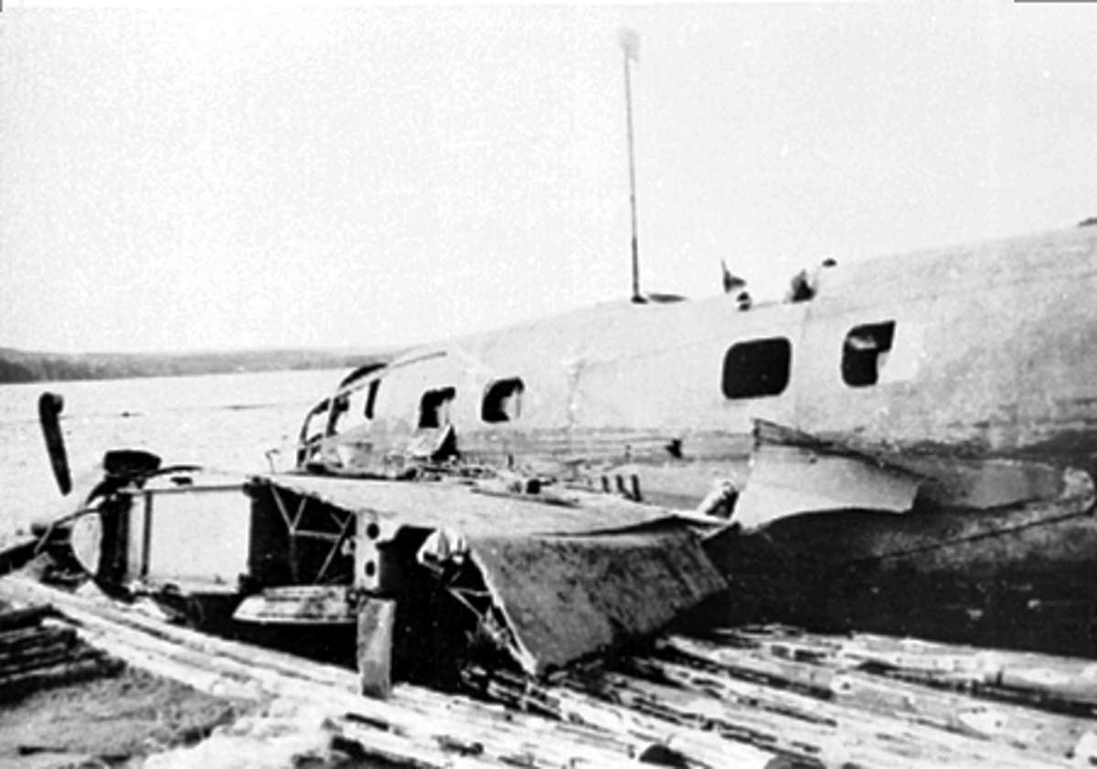 Anno Domkirkeodden, TYSK HEINKELL 111, BOMBEFLY FRA KRIGEN, NØDLANDET PÅ MJØSISEN PÅ TANGEN, DRATT PÅ LAND I 1948.