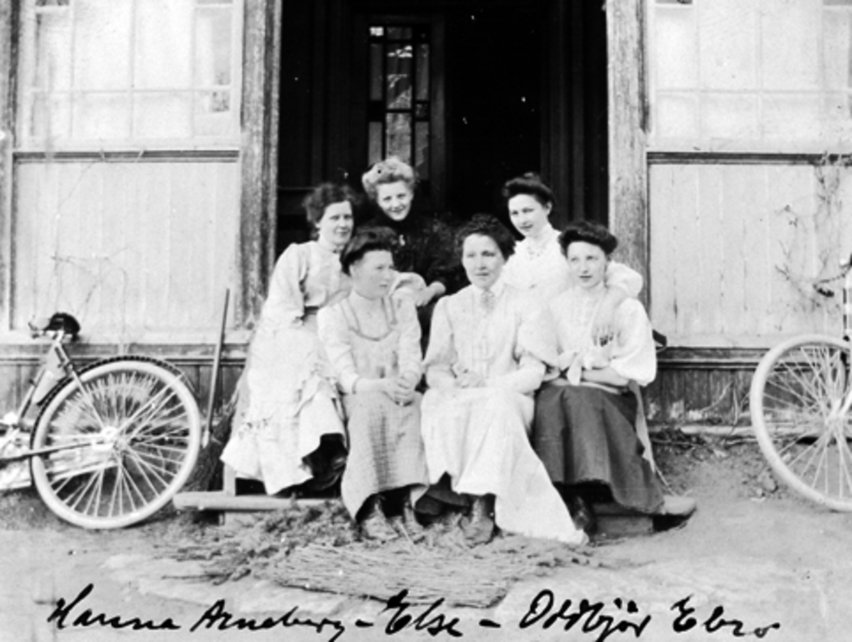 Anno Domkirkeodden, MUSLI GARD, OTTESTAD, GRUPPE 6 KVINNER, BAK F. V. HANNA ARNEBERG, ELSE MUSLI, ODDBJØR EBRO. FORAN F. V. ALICE EBRO, RAGNA DAHL OG PAULINE NORDSTAD