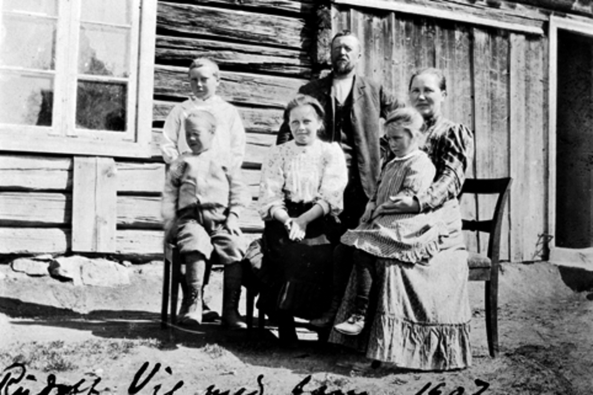 Anno Domkirkeodden, RUDOLF VIE MED FAMILIE 1907.