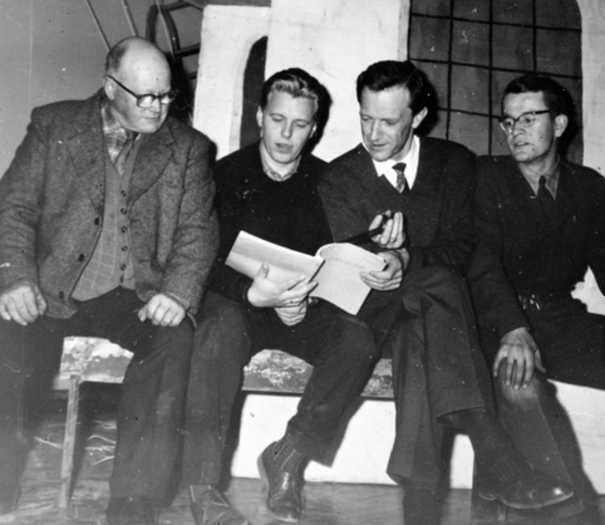 Anno Domkirkeodden, STANGE BYGEUNGDOMSLAG, FORBEREDELSE TIL TEATERSTYKKET " STANGE - DITT NAVN STÅR I SAGAEN SKREVET, DISKUSJON AV MANUSKRIPTET, F. V. KNUT P. REISTAD, EGIL M. KRISTIANSEN, TORBJØRN EKERN OG MIKKEL VEFLINGSTAD. SE FORØVRIG ÅRBOKA FRA STANGE HISTORIELAG, " GAMMALT FRÅ STANGE OG ROMEDAL 2004" SIDE 73