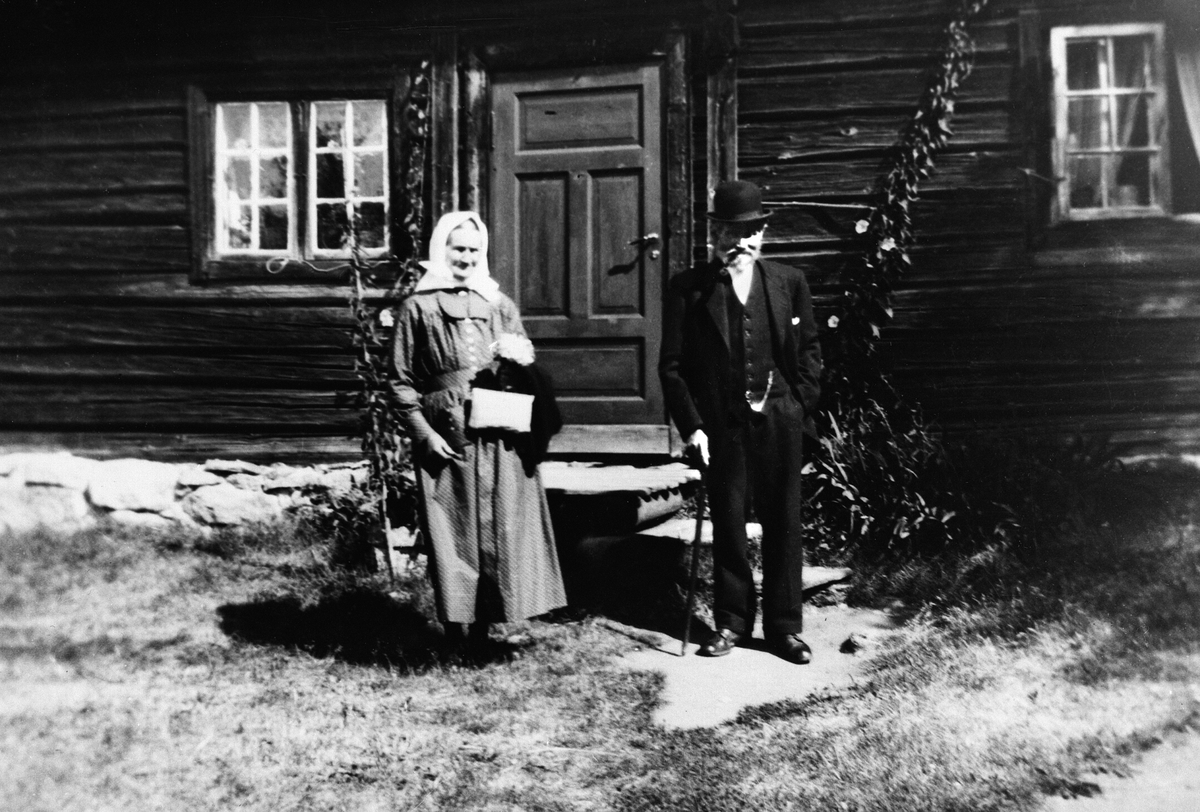 Anno Domkirkeodden, PERNILLE F. GRÆSBERGFALDET F. 8-3-1860, D. UKJENT OG ANDREAS SAGEN F. 29-10-1850, D. 26-4-1936 . FOTO CA 1920. SE ÅRBOKA " GAMMALT FRA STANGE OG ROMEDAL"2004 SIDE 181