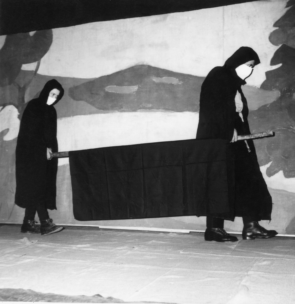 Anno Domkirkeodden, STANGE BYGEUNGDOMSLAG, TEATERSTYKKET " STANGE - DITT NAVN STÅR I SAGAEN SKREVET, FRA SCENE 6 SVARTEDAUEN, ETT NYTT OFFER BÆRES VEKK. SE ÅRBOKA " GAMMALT FRA STANGE OG ROMEDAL"2004 SIDE 77