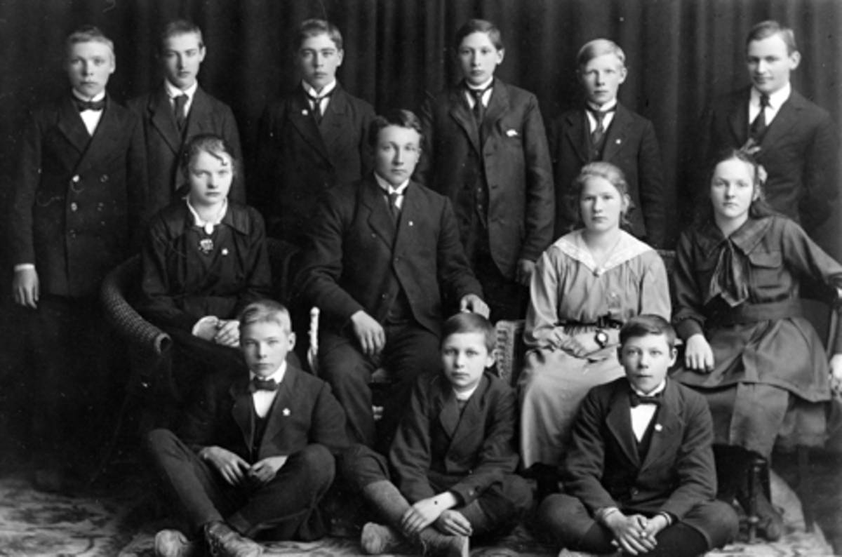 Anno Domkirkeodden, VALLSET FORTSETTELSESSKOLE 1917-1918. FORAN F. V. NILS HEKNEBY, HARRY AMUNDSEN, OLE PAULSEN SAGLUND, 2. REKKE F. V. ASLAUG SANDVOLD, LÆRER JACOB TORSETH, INGRID SKAARAAS, SIGBJØRN KLAFSTAD. 3. REKKE F. V EVEN AASTUEN, JAN HAAGERUD, OSKAR NORSTAD, ANSTEIN RØNNINGEN, OTTAR REFSAHL OG KONRAD LANGSETH