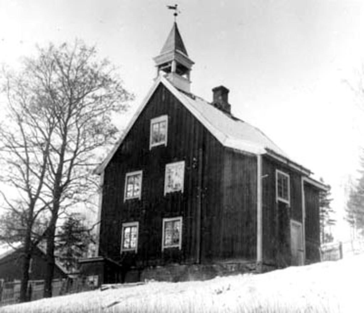 Anno Domkirkeodden, VIK PÅ TANGEN. HOVEDBYGNINGEN. EIER 1952 THOROLF OG ASTRID ULVIN. MÅLSTUEN SOM TIDLIGERE HAR VÆRT KRAMBOD. DEN BRANT I 1955.