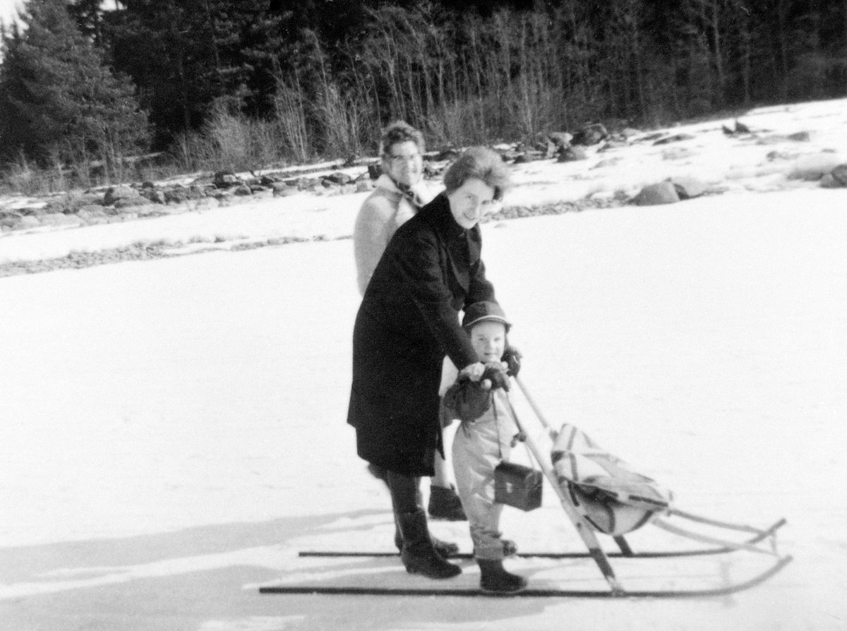 Anno Domkirkeodden, SPARKTUR PÅ MJØSISEN. ASBJØRG ELISENBERG OG GEIR ELISENBERG PÅ SPARKEN. BAK MAGNHILD ELISENBERG.
