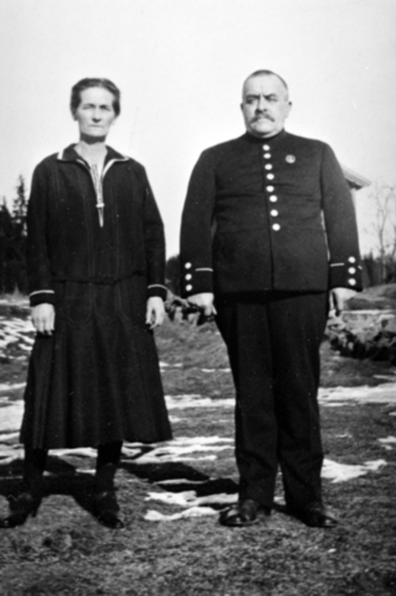 Anno Domkirkeodden, JULIE SØRLI F. TEMMEN OG OLE SØRLI, OLE VAR FANEJUNKER VED ØST OPPLAND INFANTERI REGIMENT, DELTOK SOM GRENSEVAKT I 1905, BILDET ER TATT 1930-31