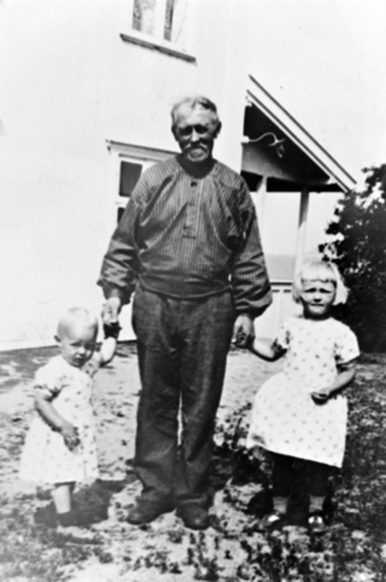 Anno Domkirkeodden, ANDREAS MOSTUE SAMMEN MED BARNEBARNA AGNES MOSTUE T. V. OG GUNVOR MOSTUE T. H. CA 1934-35